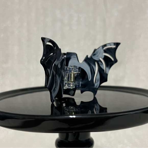 Plastic Bat Wing Claw Clip, Black and White Marble - Picture 2 of 6